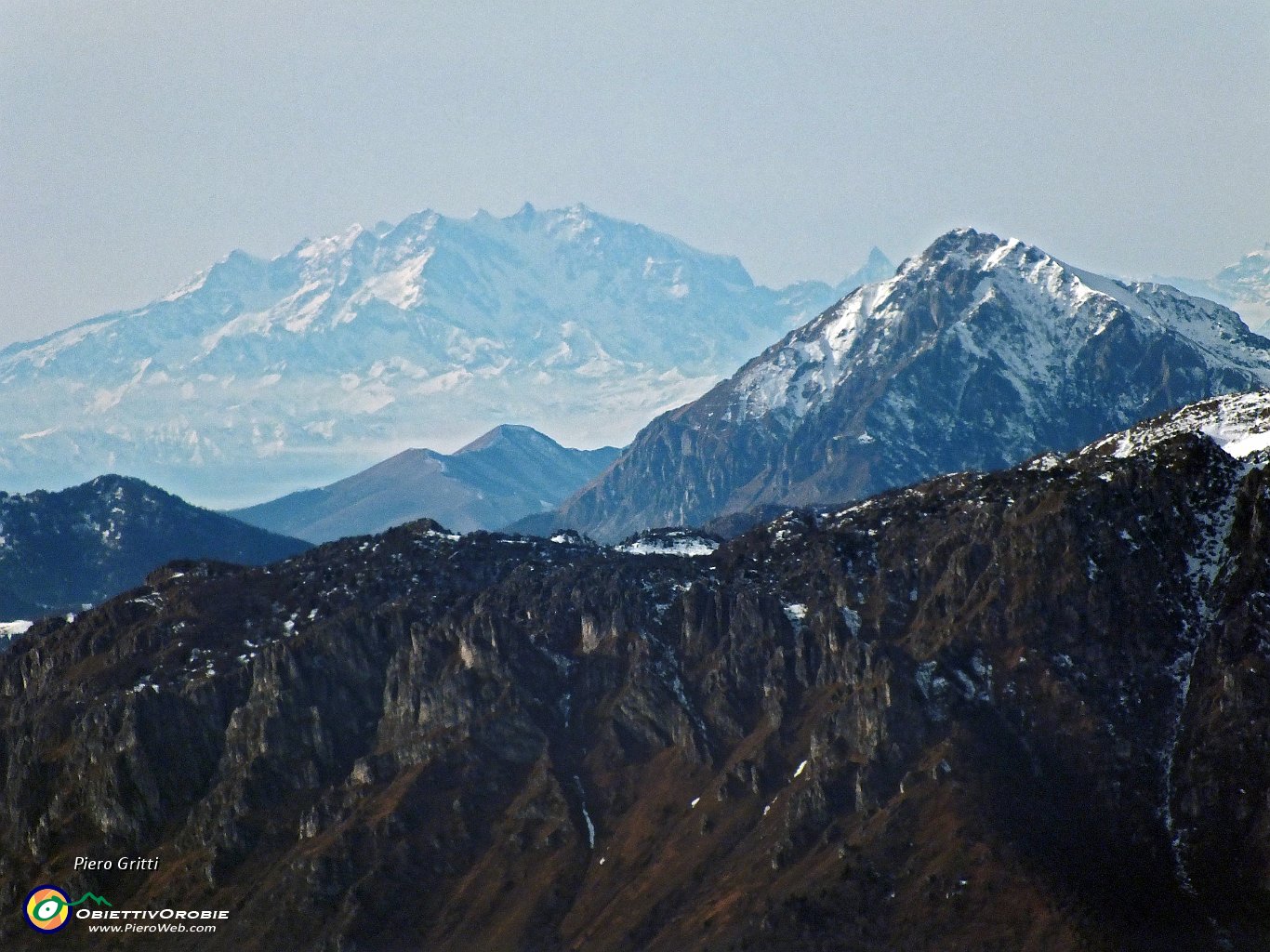 31 lontano Rosa e Cervino, preceduti dalla Grignetta.JPG